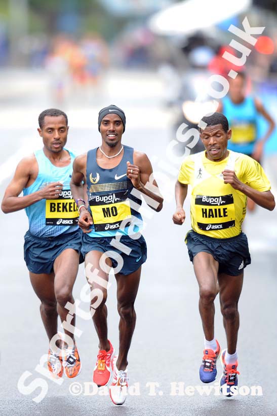 Mo Farah leads 01